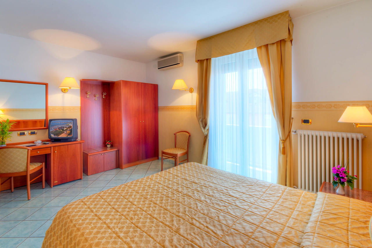Hotel Il Caminetto Porto San Giorgio Esterno foto